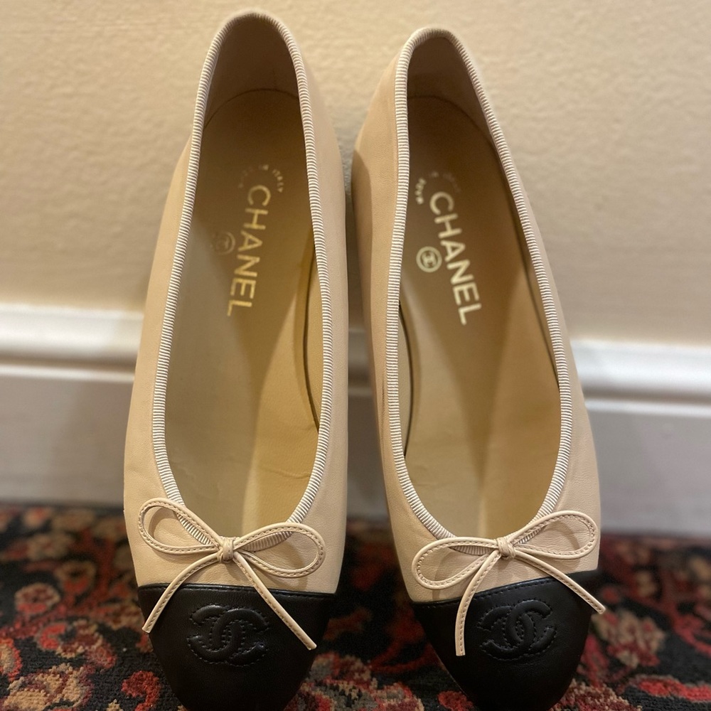 Authentic timeless CHANEL flats 😍